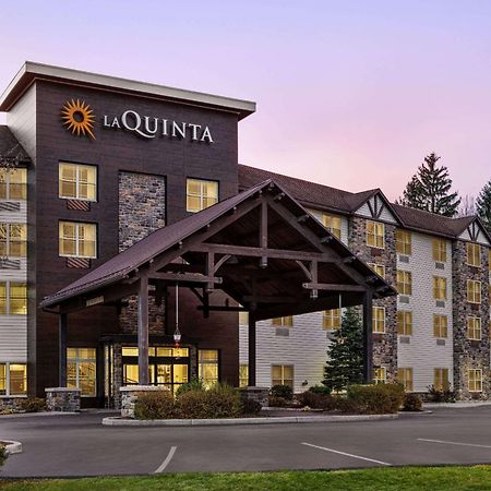 La Quinta Inn & Suites By Wyndham Lake George Bagian luar foto