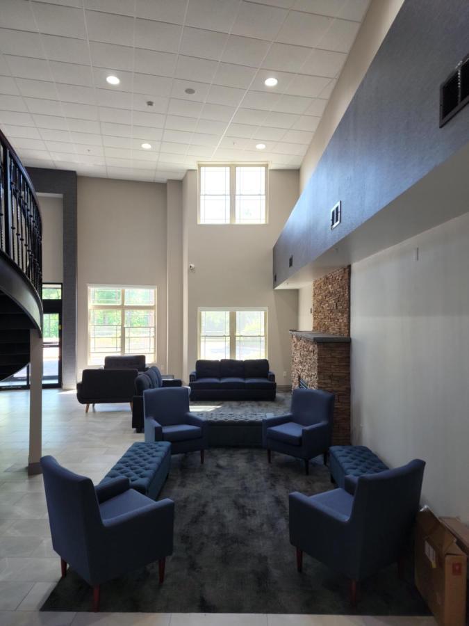 La Quinta Inn & Suites By Wyndham Lake George Bagian luar foto