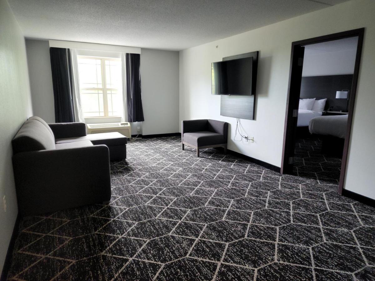 La Quinta Inn & Suites By Wyndham Lake George Bagian luar foto