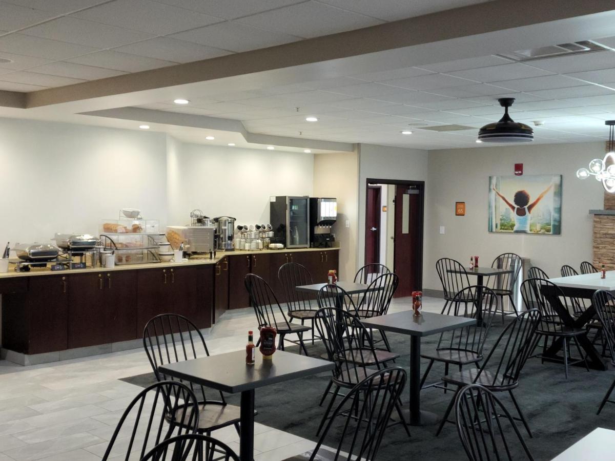 La Quinta Inn & Suites By Wyndham Lake George Bagian luar foto