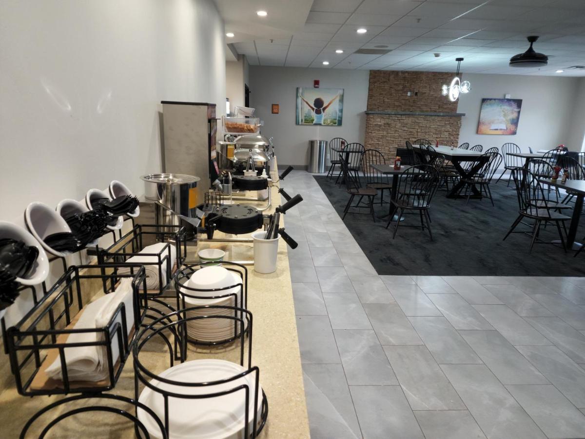 La Quinta Inn & Suites By Wyndham Lake George Bagian luar foto