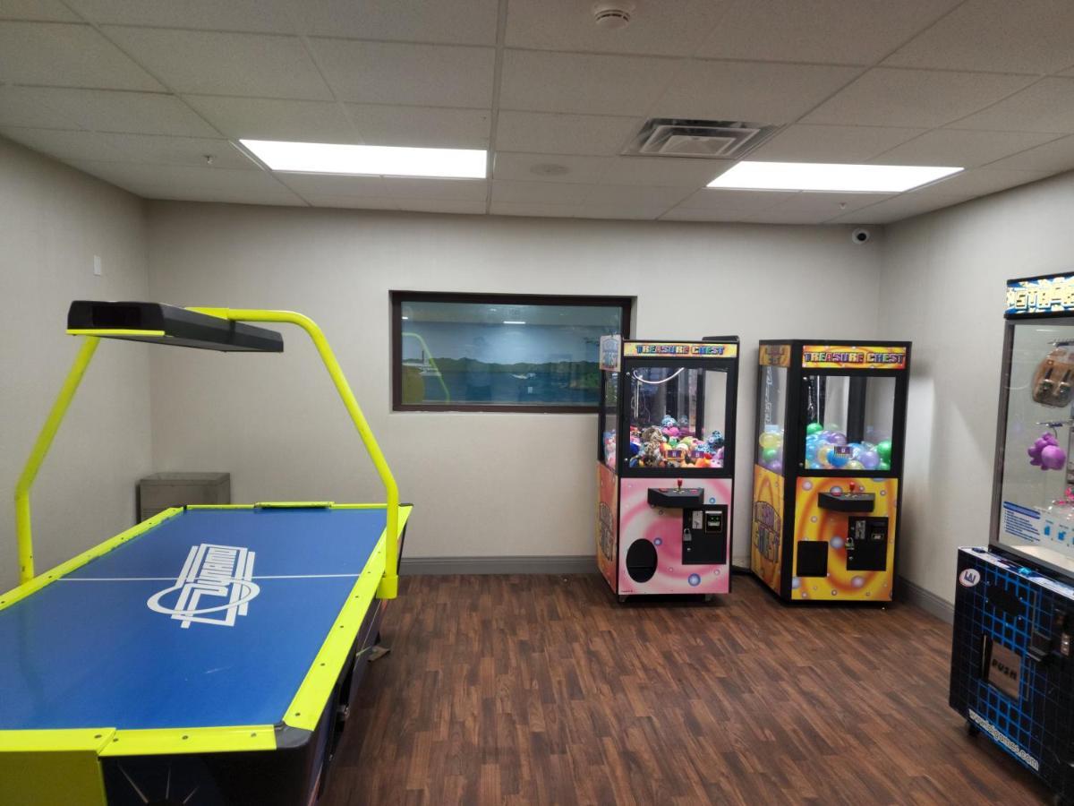 La Quinta Inn & Suites By Wyndham Lake George Bagian luar foto
