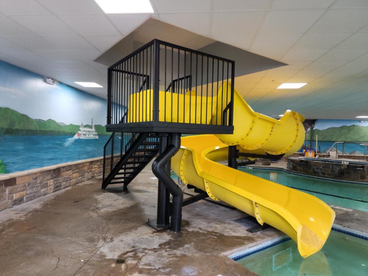 La Quinta Inn & Suites By Wyndham Lake George Bagian luar foto