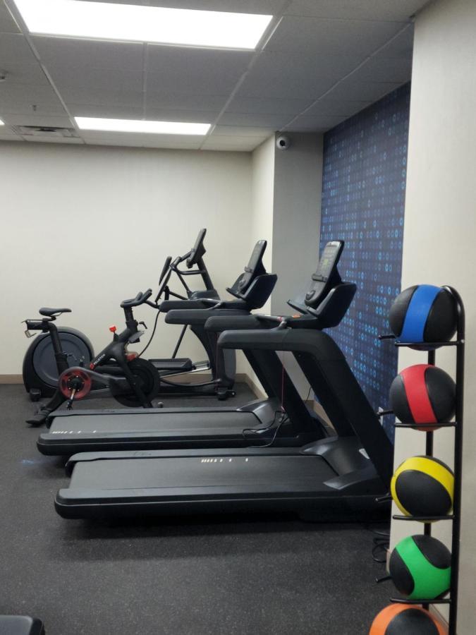 La Quinta Inn & Suites By Wyndham Lake George Bagian luar foto