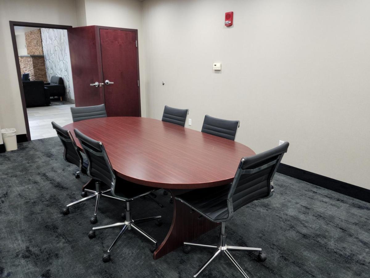 La Quinta Inn & Suites By Wyndham Lake George Bagian luar foto