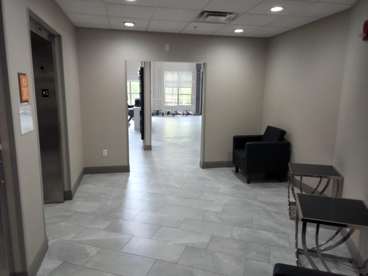 La Quinta Inn & Suites By Wyndham Lake George Bagian luar foto