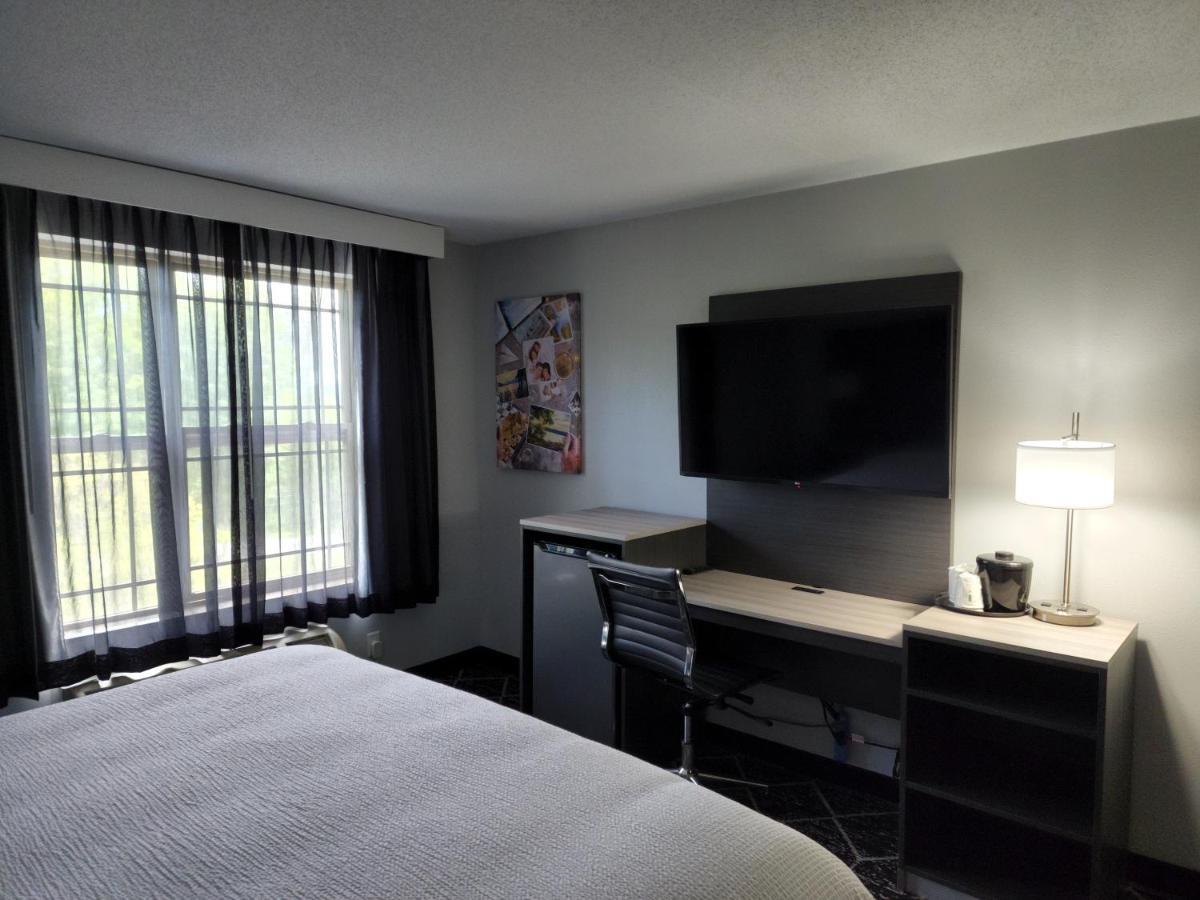 La Quinta Inn & Suites By Wyndham Lake George Bagian luar foto