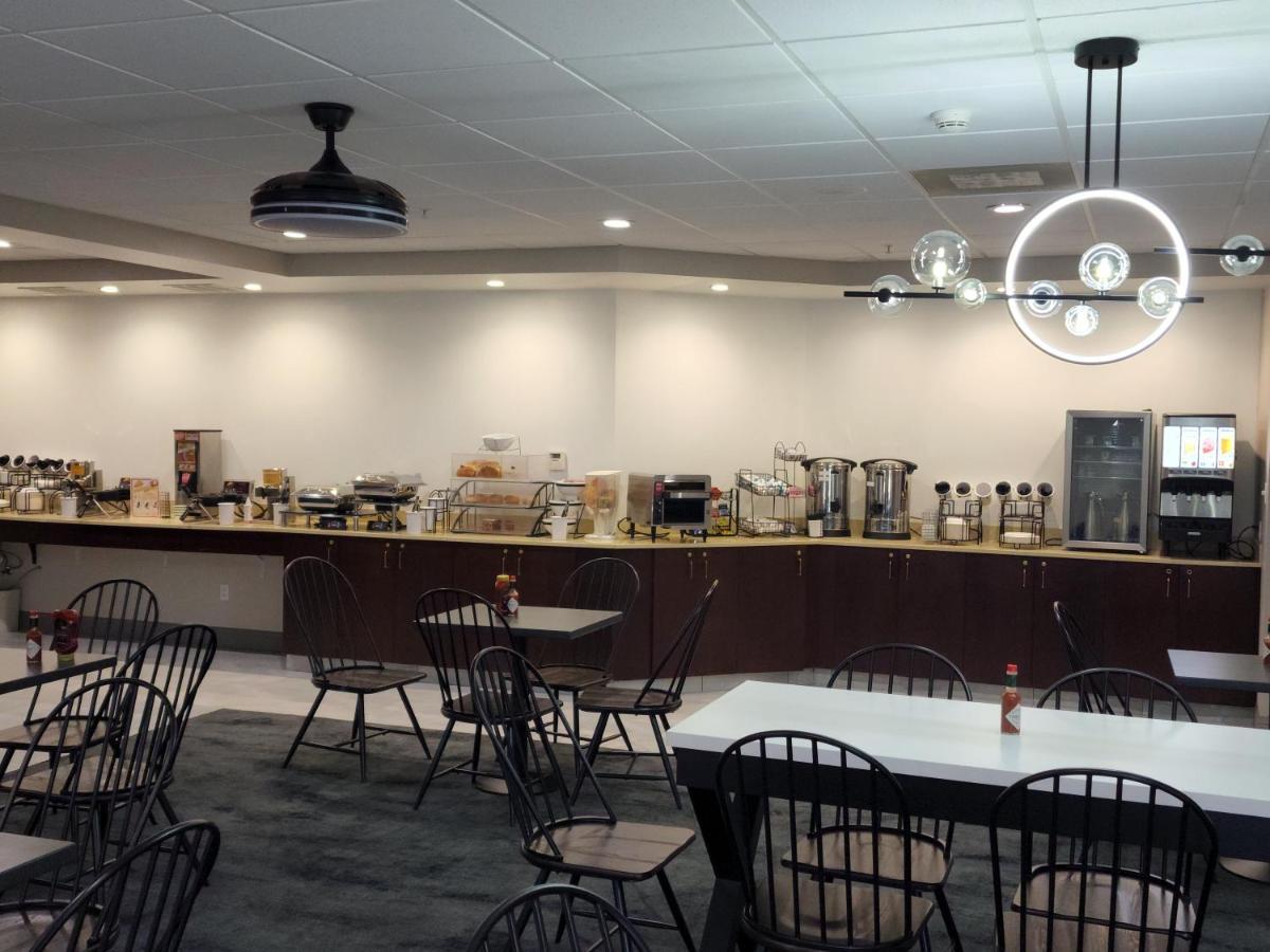 La Quinta Inn & Suites By Wyndham Lake George Bagian luar foto
