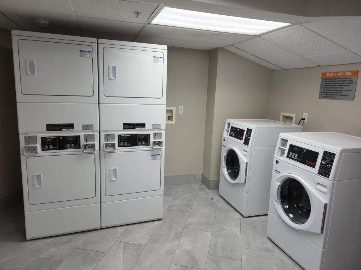La Quinta Inn & Suites By Wyndham Lake George Bagian luar foto