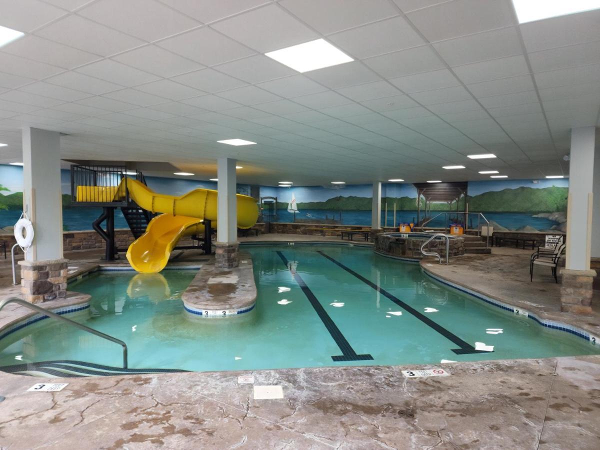 La Quinta Inn & Suites By Wyndham Lake George Bagian luar foto