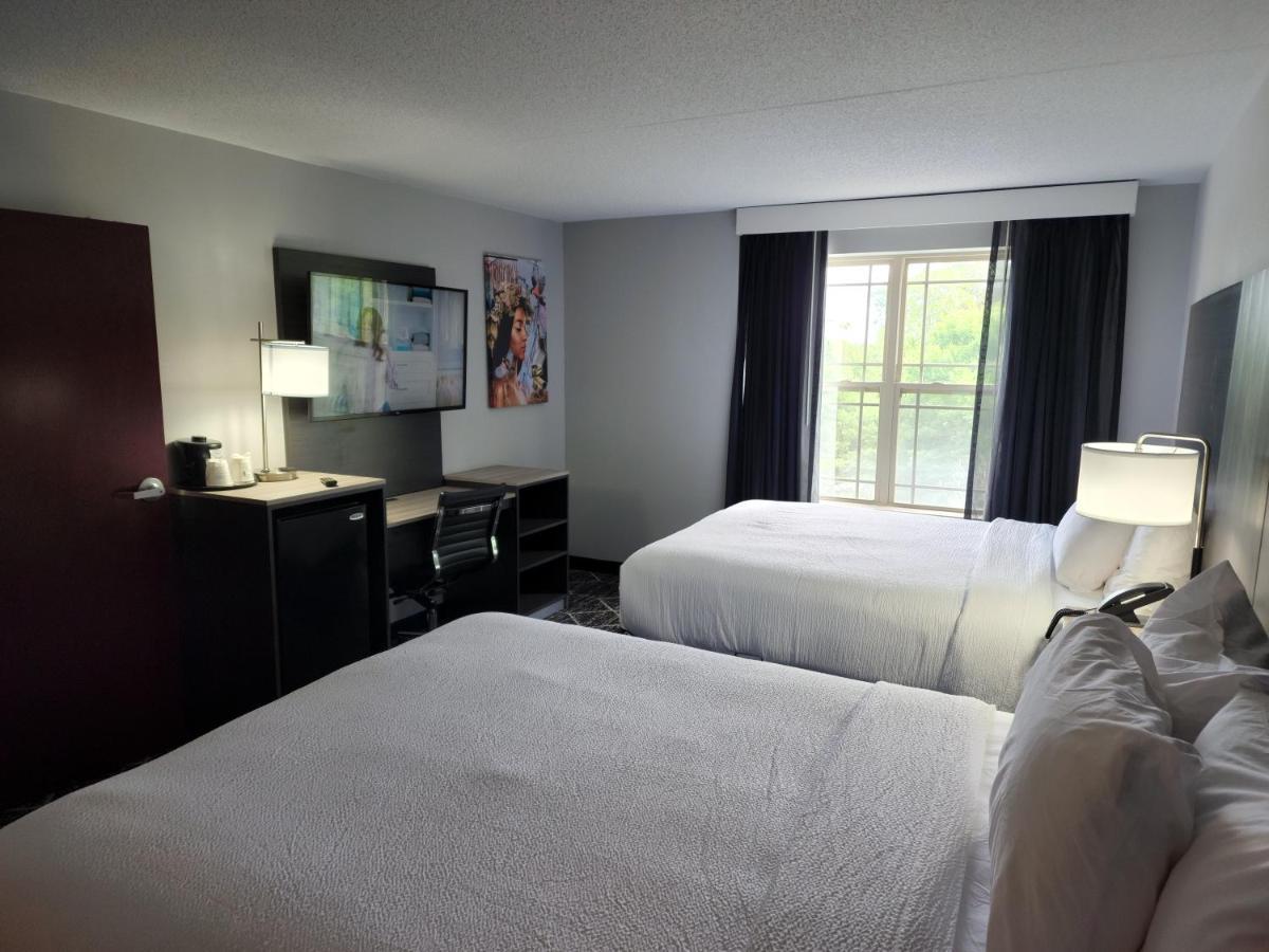 La Quinta Inn & Suites By Wyndham Lake George Bagian luar foto