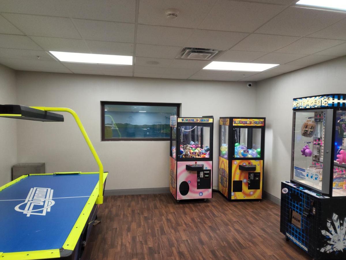 La Quinta Inn & Suites By Wyndham Lake George Bagian luar foto