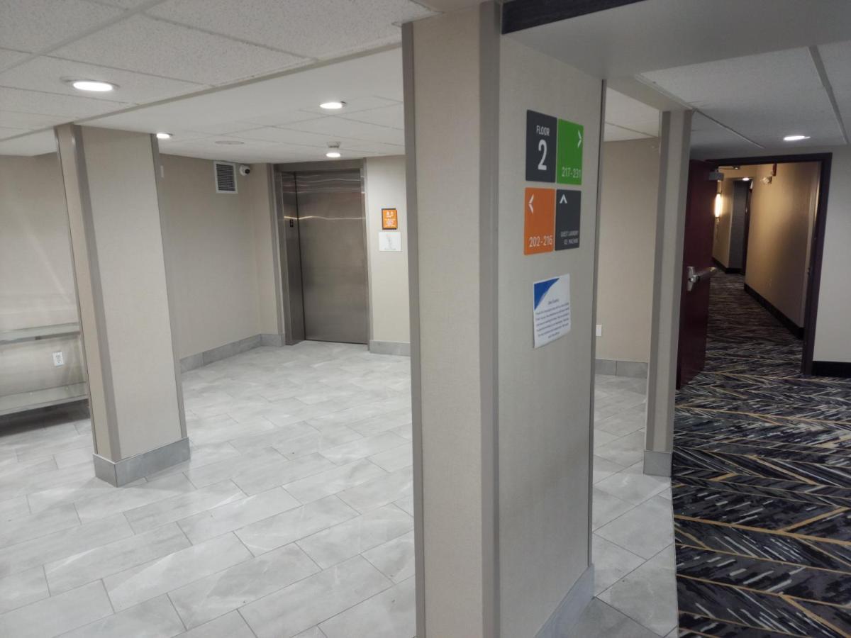 La Quinta Inn & Suites By Wyndham Lake George Bagian luar foto