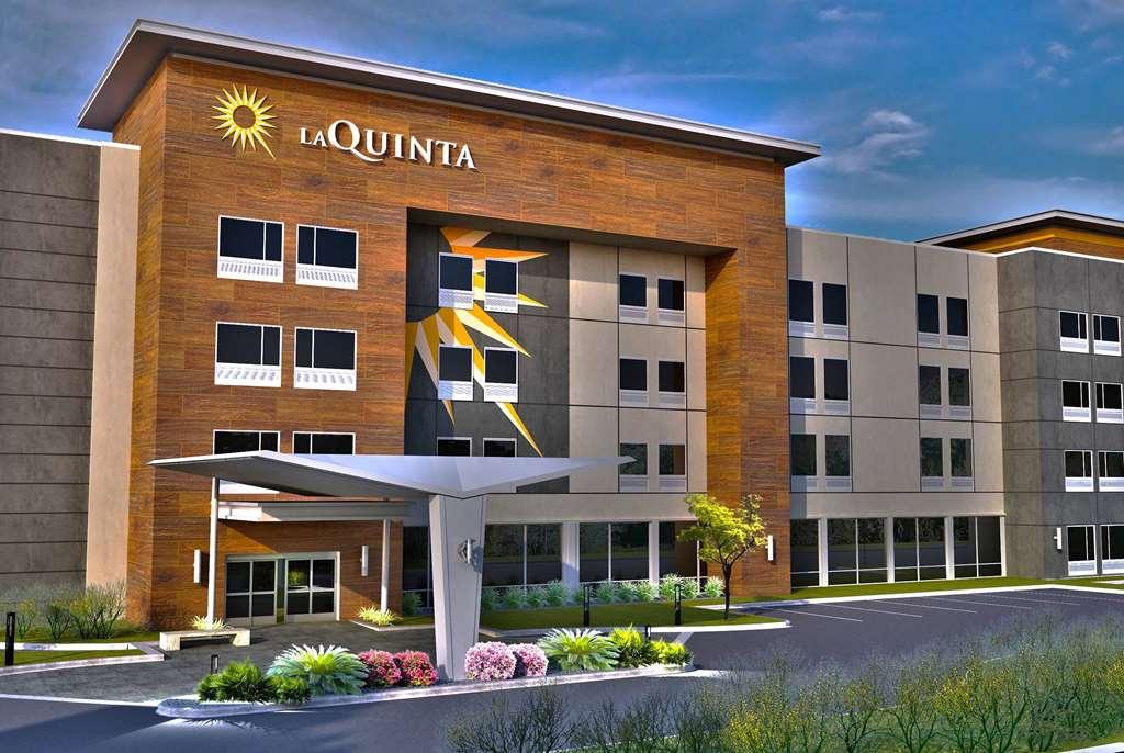 La Quinta Inn & Suites By Wyndham Lake George Bagian luar foto