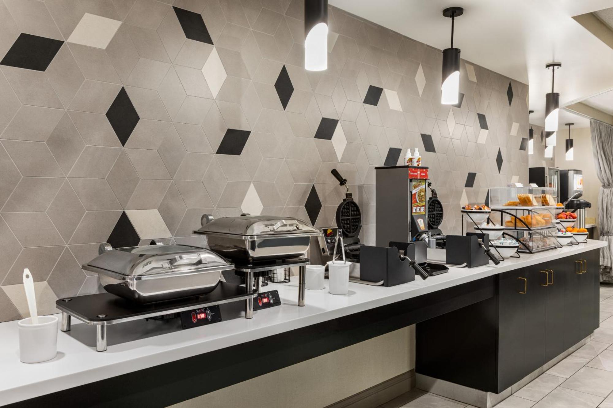 La Quinta Inn & Suites By Wyndham Lake George Bagian luar foto