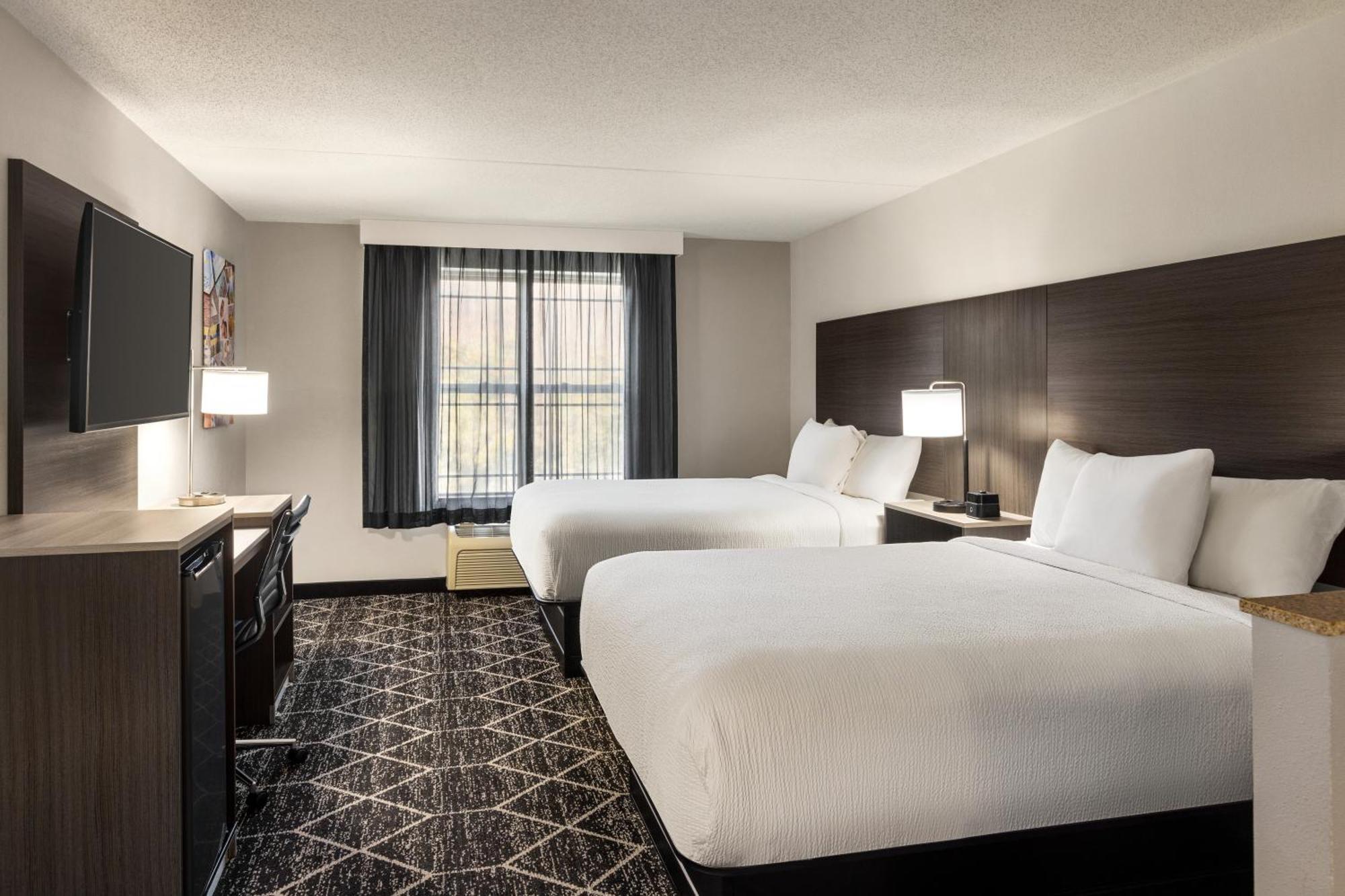 La Quinta Inn & Suites By Wyndham Lake George Bagian luar foto