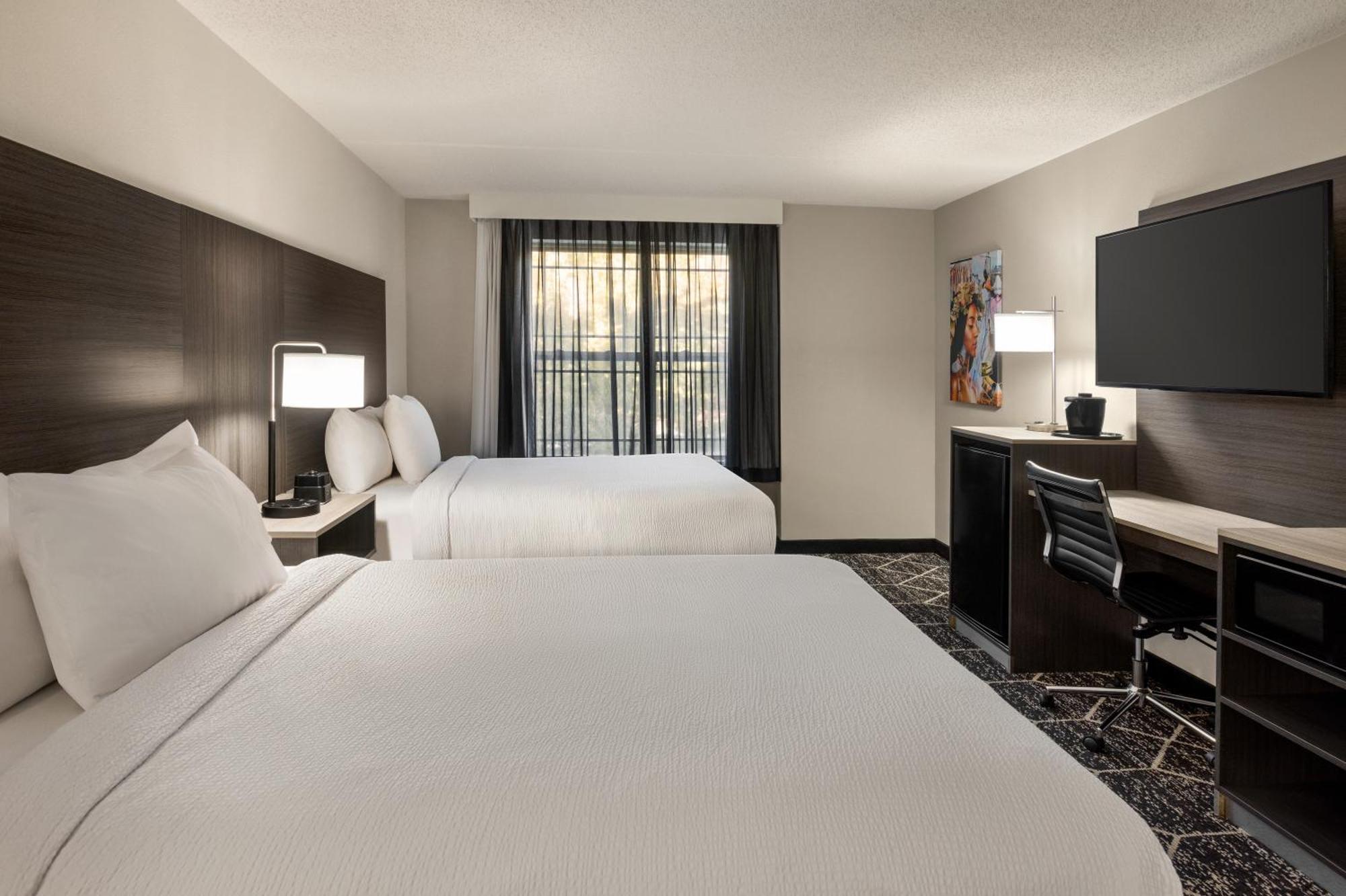 La Quinta Inn & Suites By Wyndham Lake George Bagian luar foto