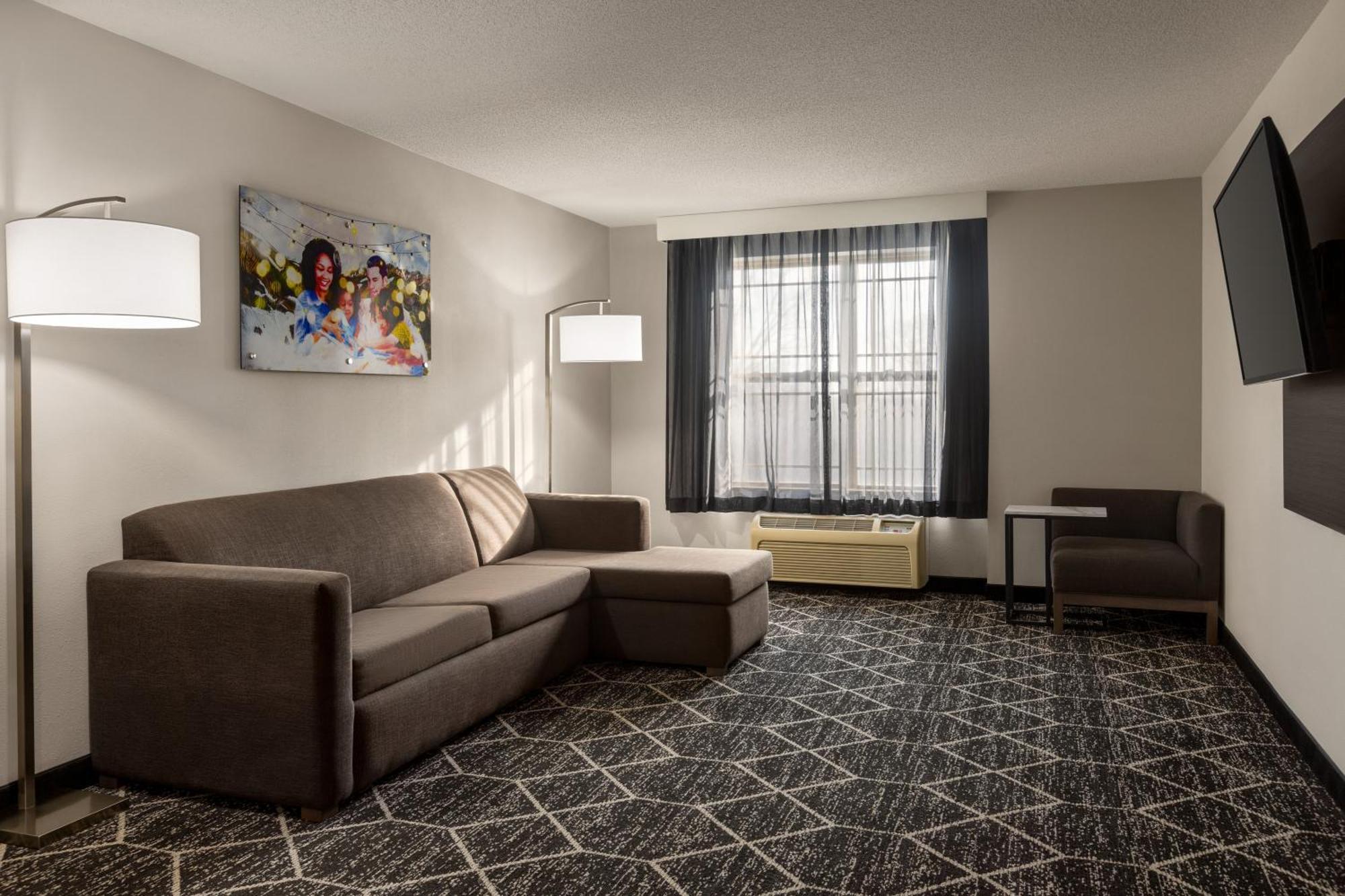 La Quinta Inn & Suites By Wyndham Lake George Bagian luar foto