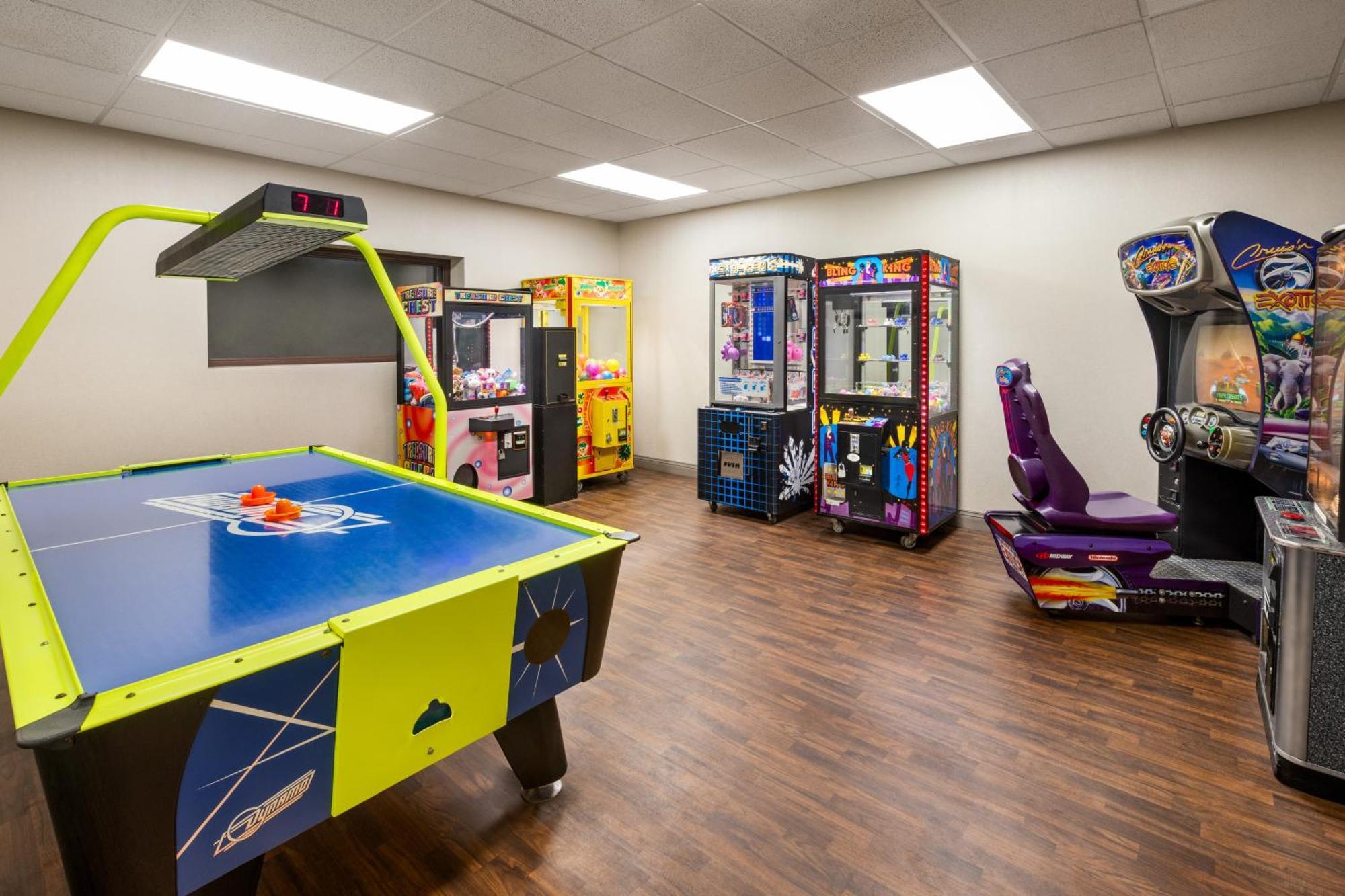 La Quinta Inn & Suites By Wyndham Lake George Bagian luar foto