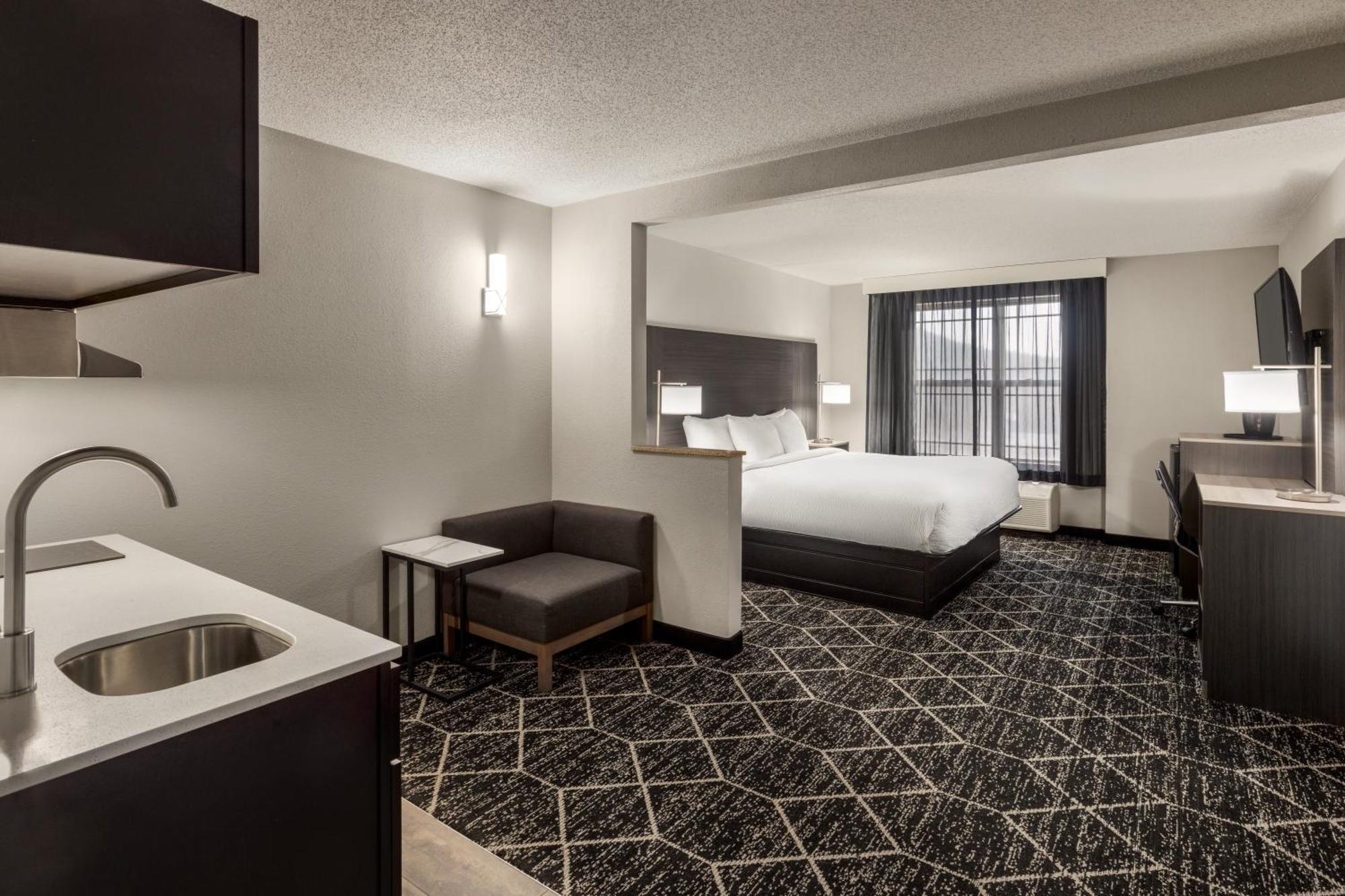 La Quinta Inn & Suites By Wyndham Lake George Bagian luar foto