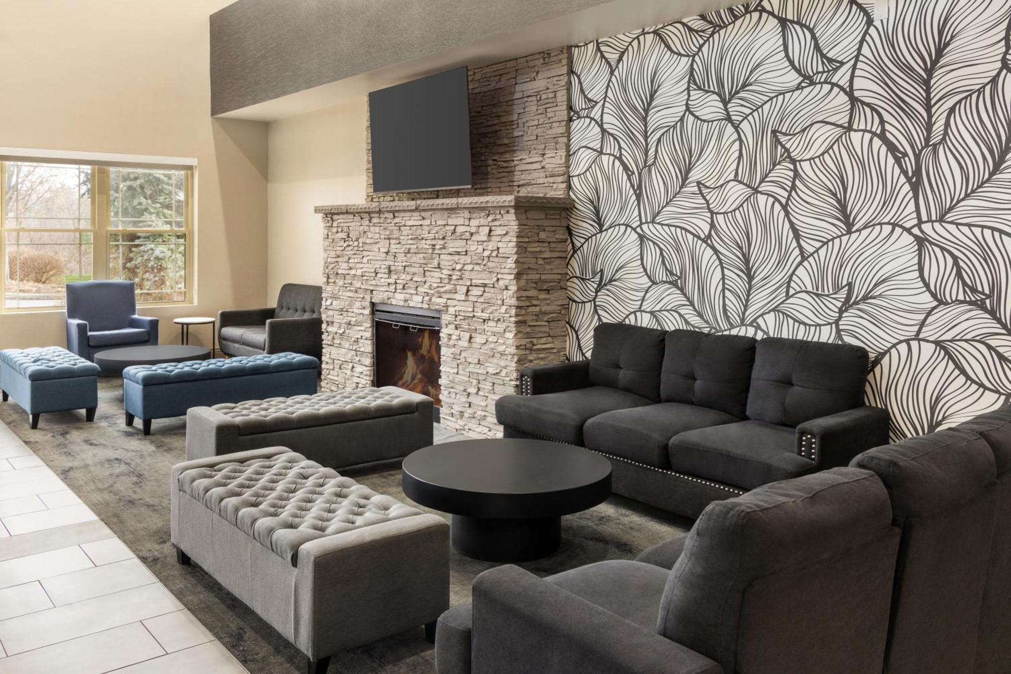 La Quinta Inn & Suites By Wyndham Lake George Bagian luar foto