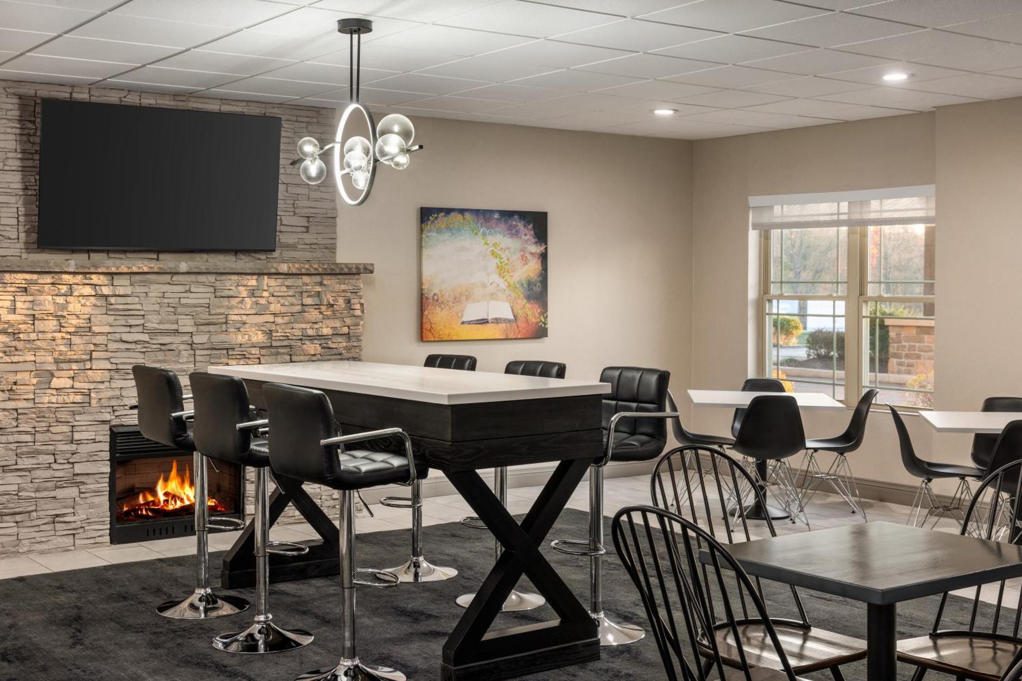 La Quinta Inn & Suites By Wyndham Lake George Bagian luar foto