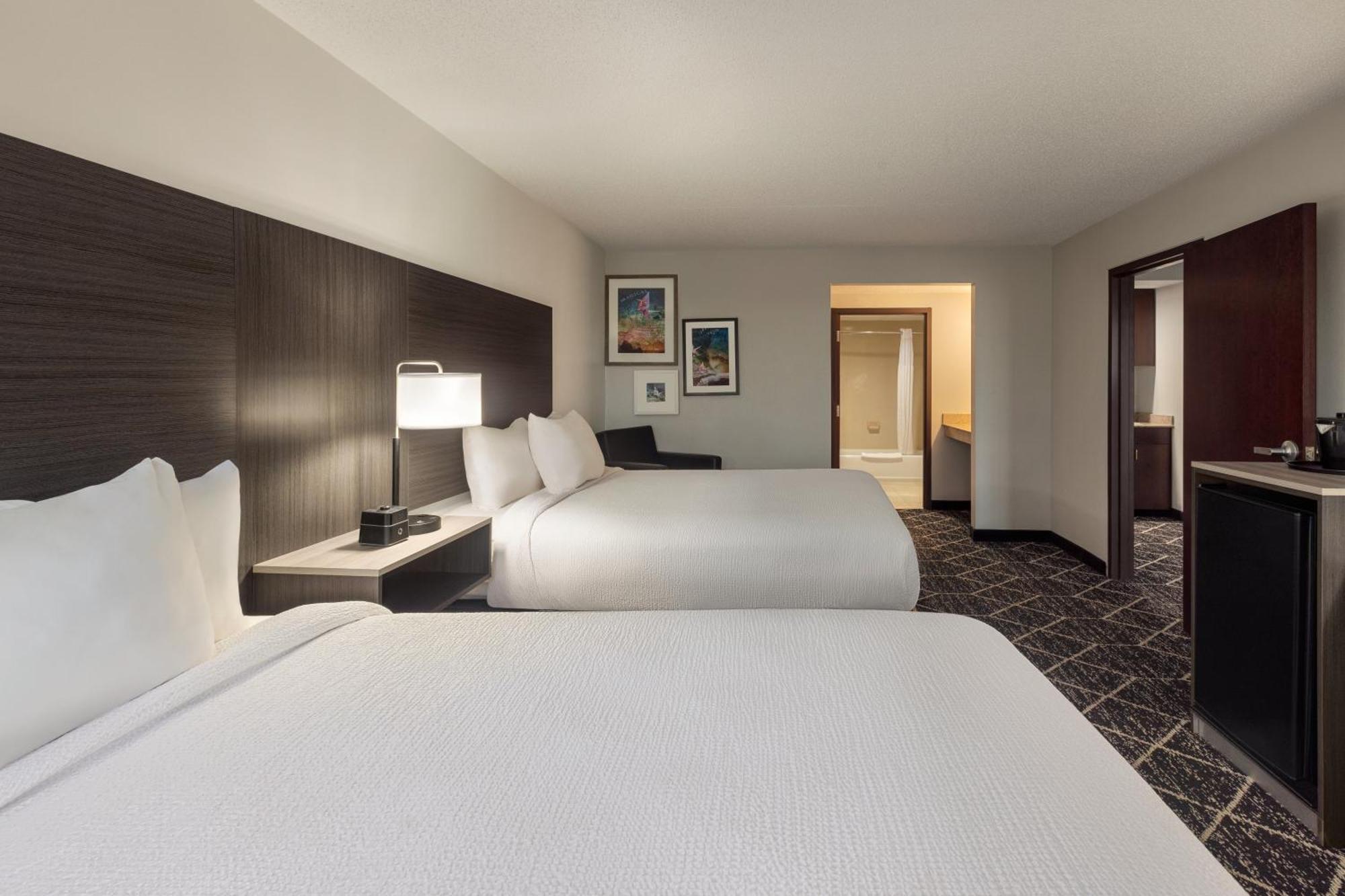 La Quinta Inn & Suites By Wyndham Lake George Bagian luar foto