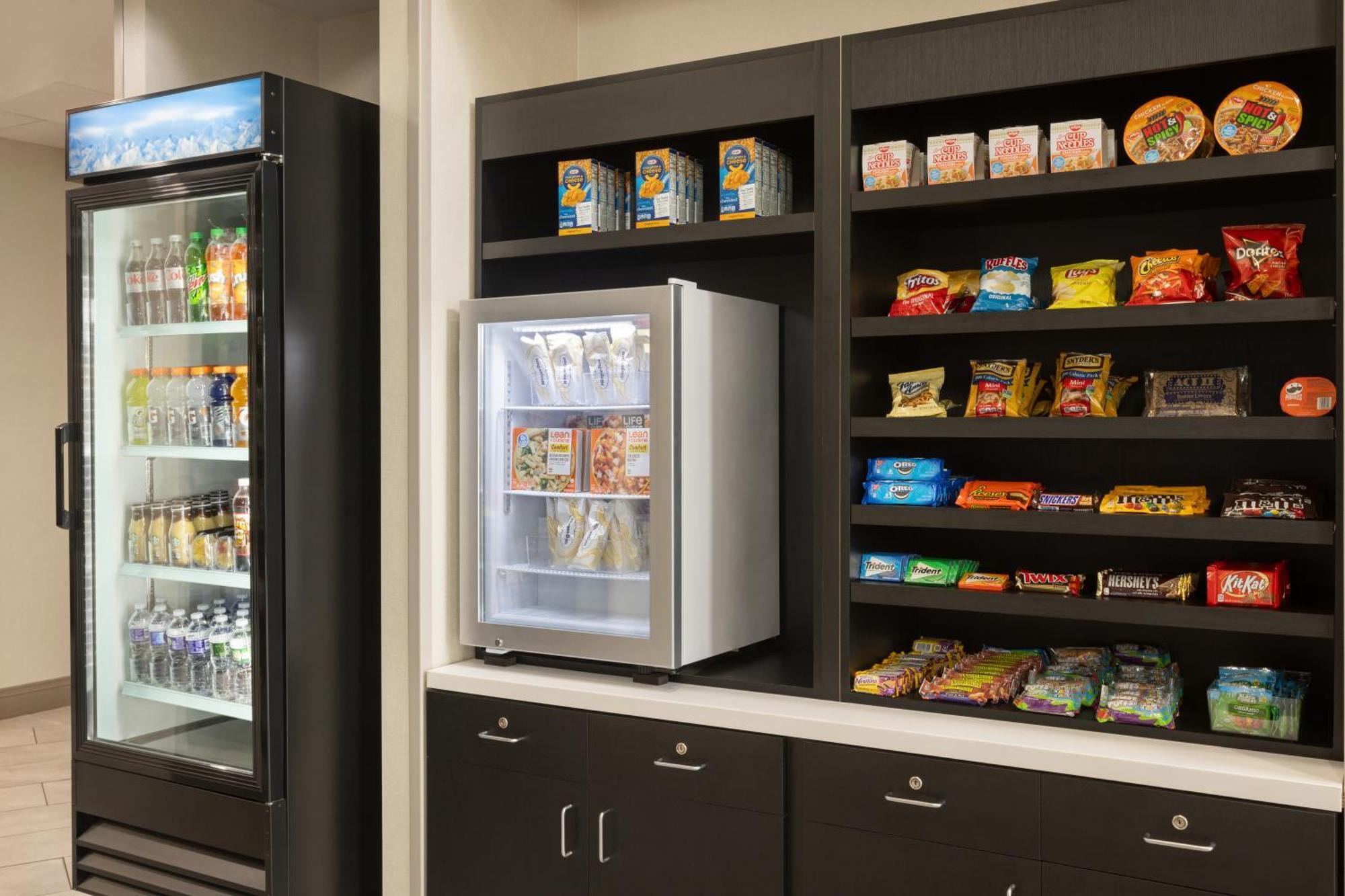 La Quinta Inn & Suites By Wyndham Lake George Bagian luar foto