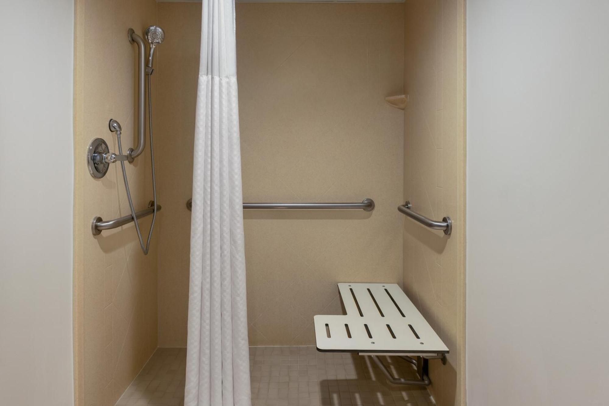 La Quinta Inn & Suites By Wyndham Lake George Bagian luar foto