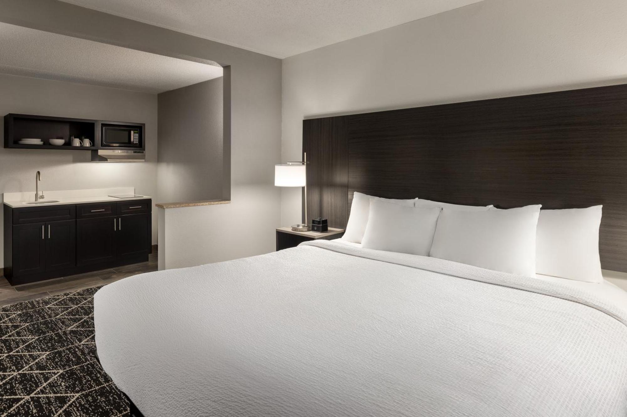 La Quinta Inn & Suites By Wyndham Lake George Bagian luar foto