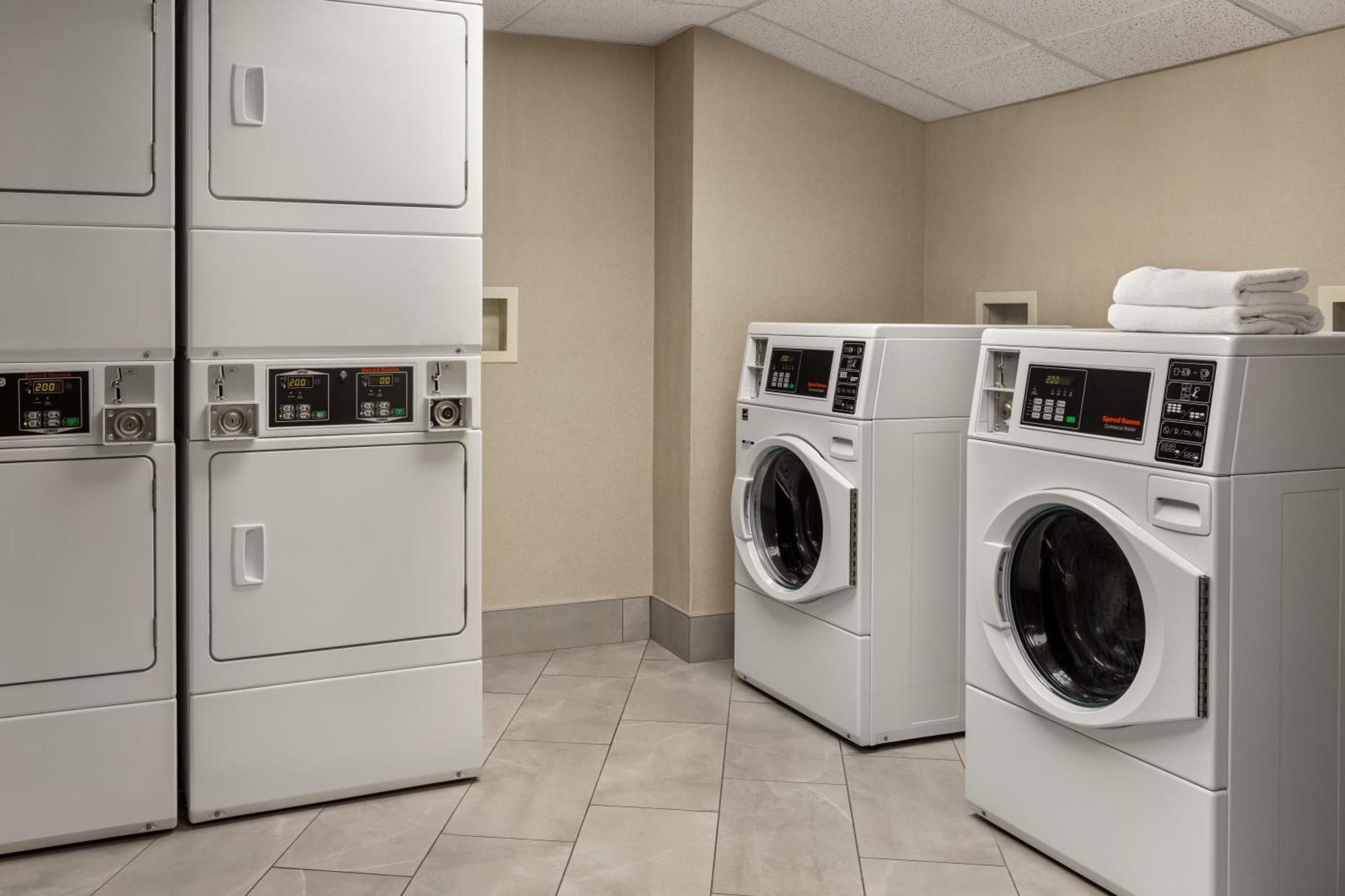 La Quinta Inn & Suites By Wyndham Lake George Bagian luar foto
