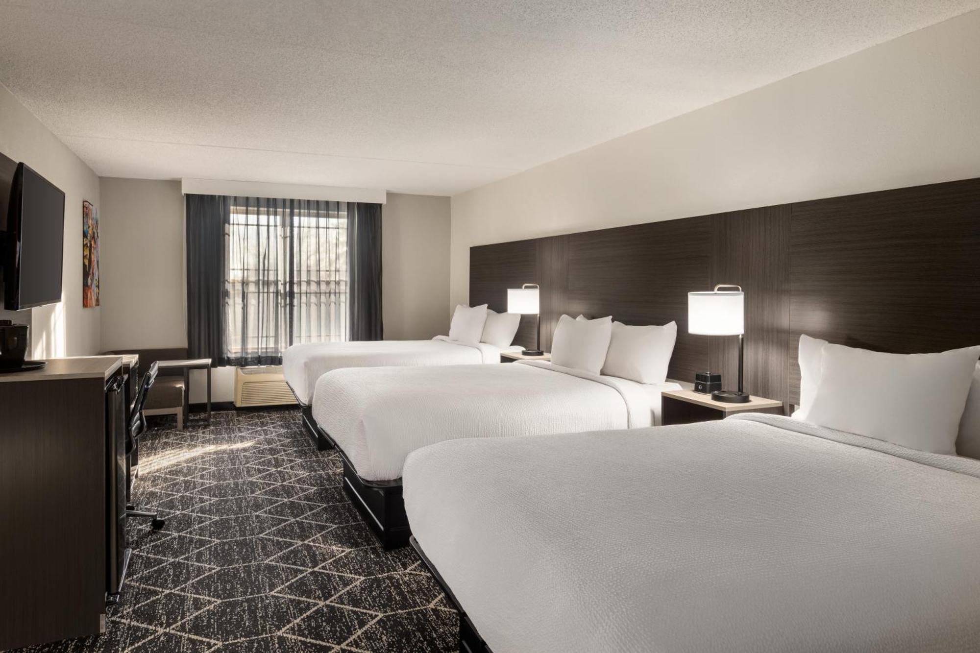 La Quinta Inn & Suites By Wyndham Lake George Bagian luar foto