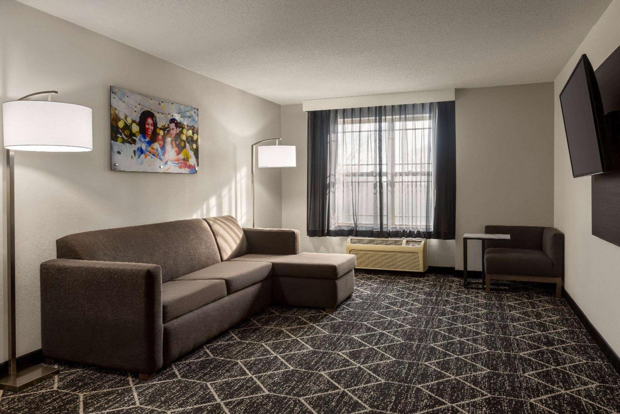 La Quinta Inn & Suites By Wyndham Lake George Bagian luar foto
