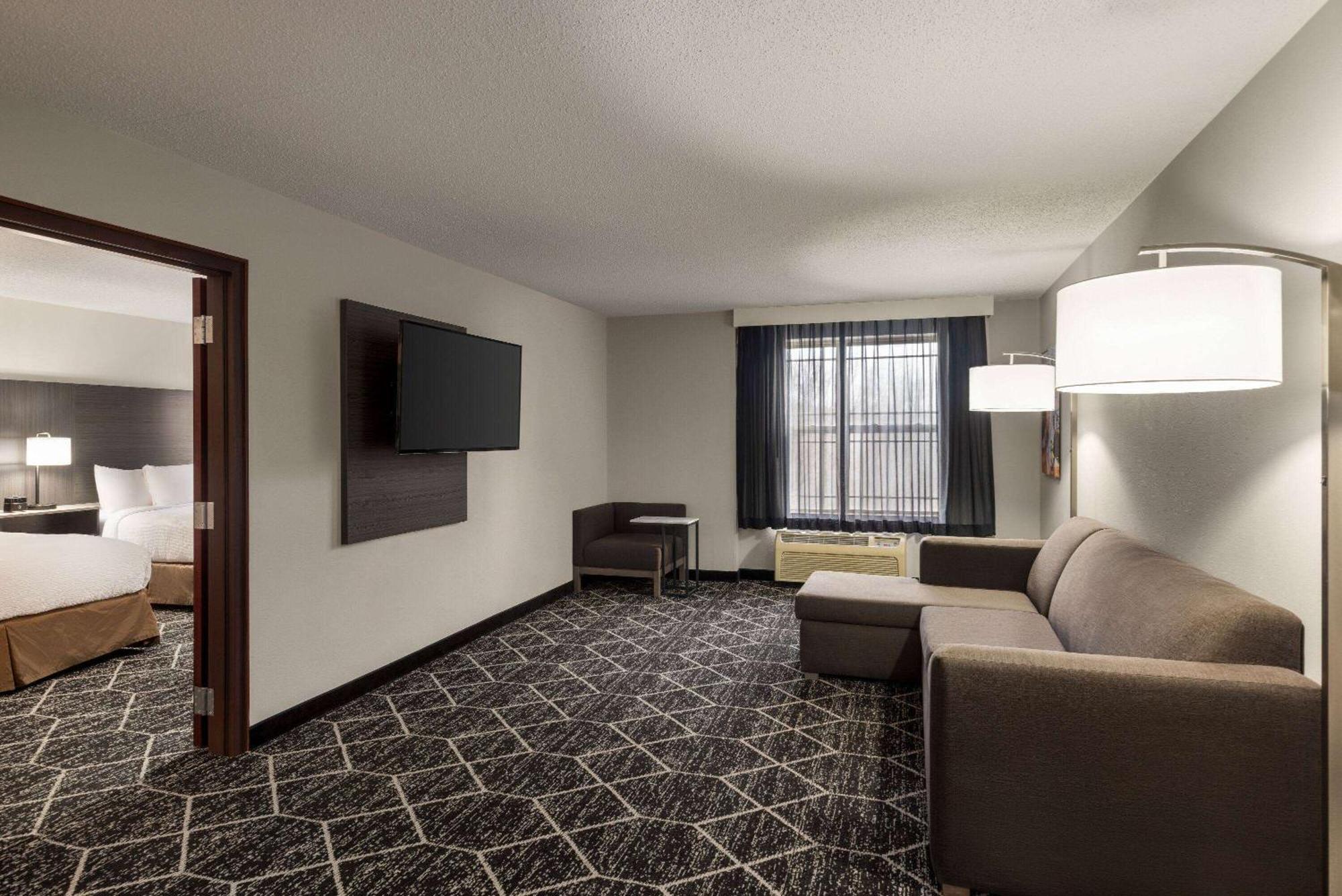 La Quinta Inn & Suites By Wyndham Lake George Bagian luar foto
