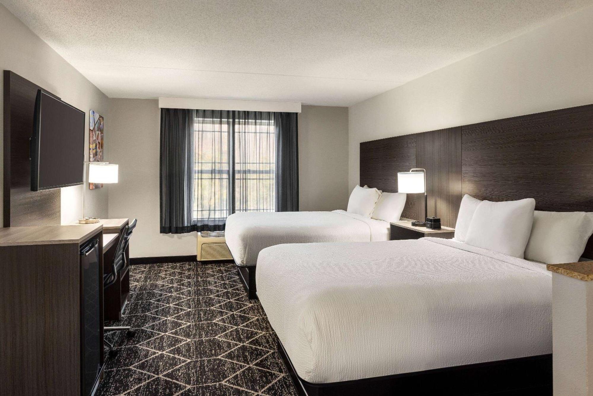 La Quinta Inn & Suites By Wyndham Lake George Bagian luar foto