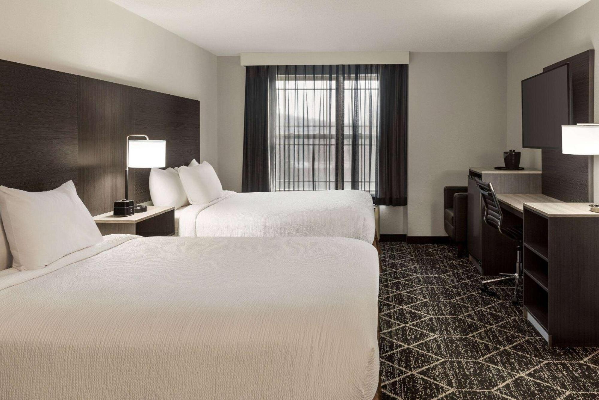 La Quinta Inn & Suites By Wyndham Lake George Bagian luar foto