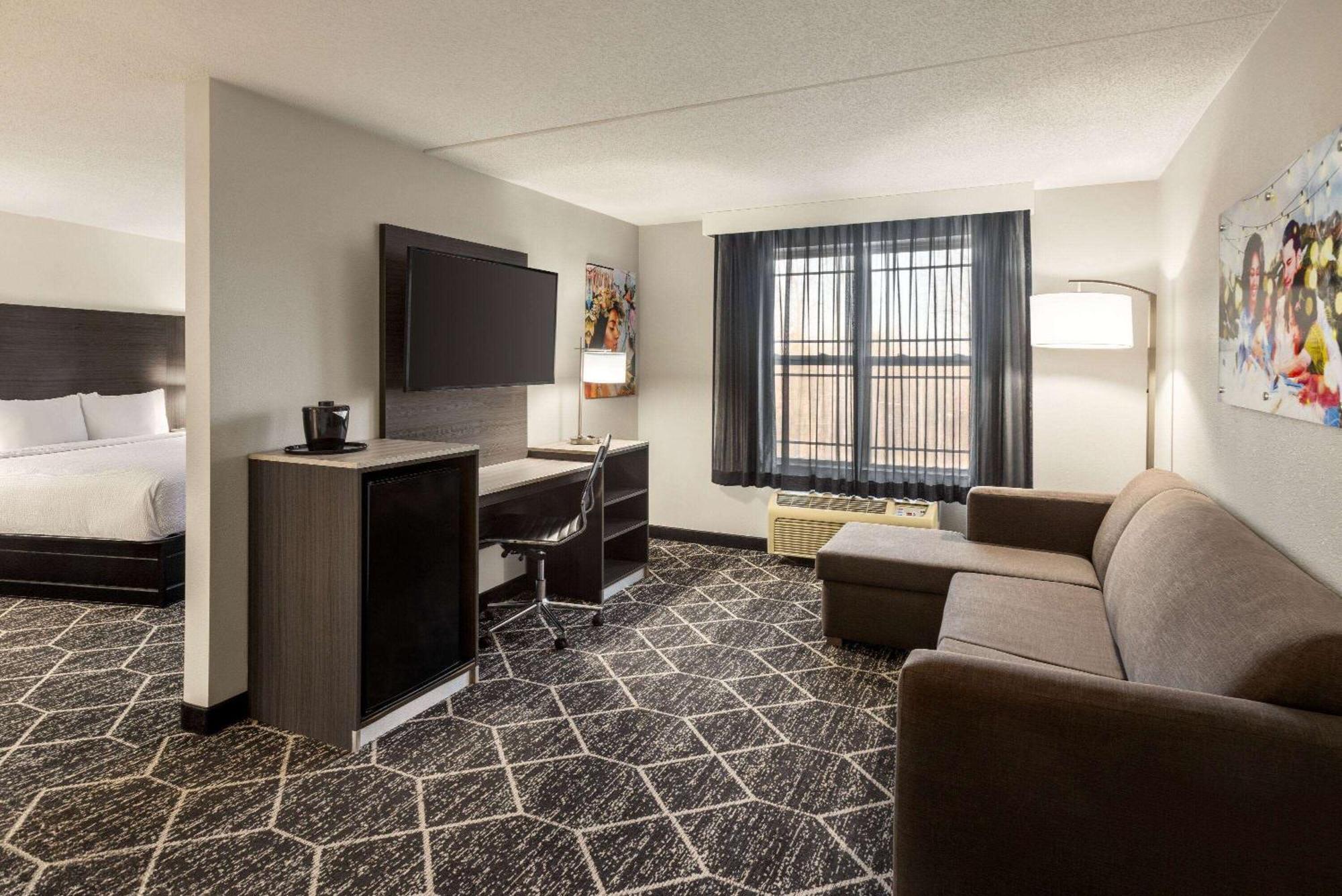 La Quinta Inn & Suites By Wyndham Lake George Bagian luar foto