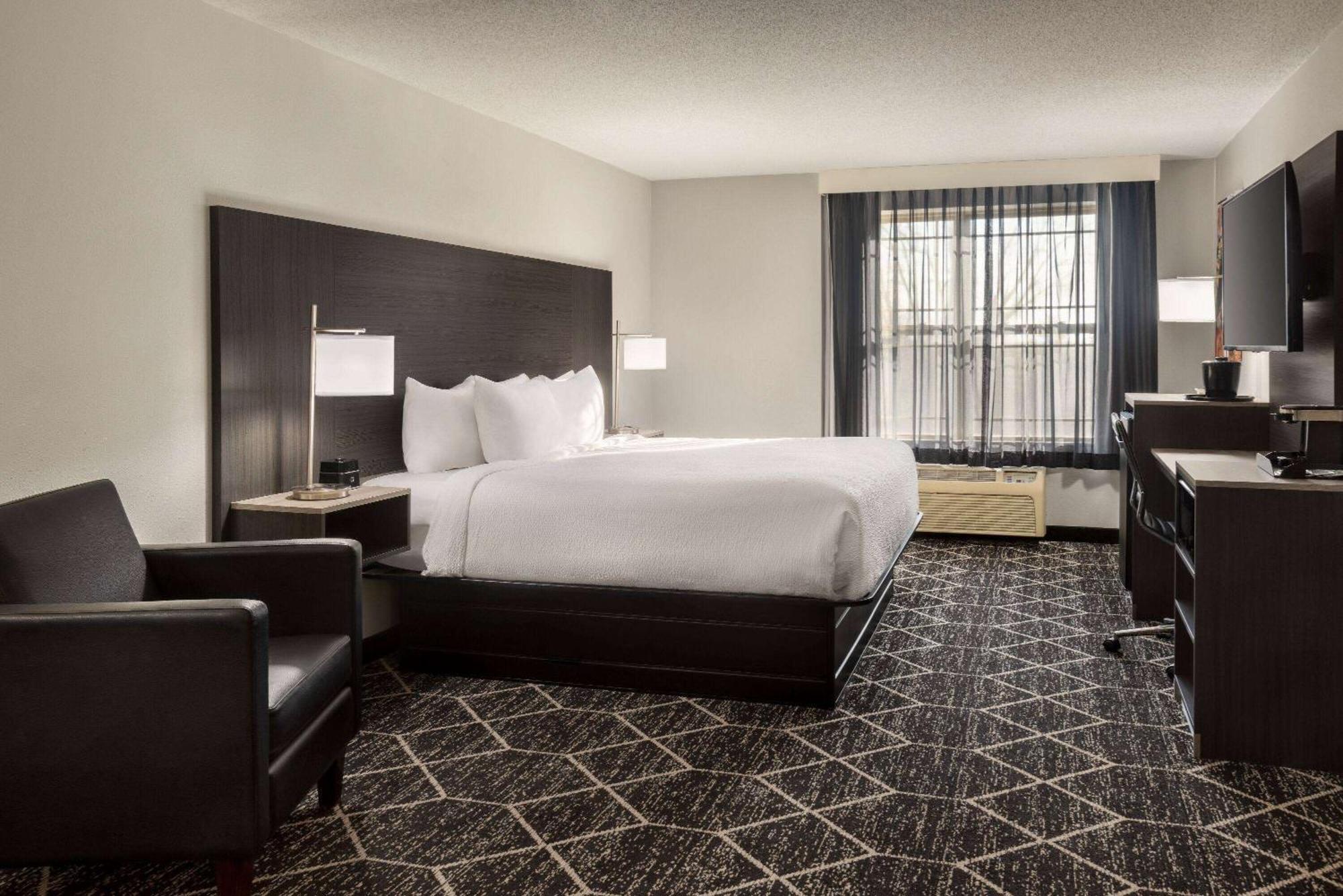 La Quinta Inn & Suites By Wyndham Lake George Bagian luar foto