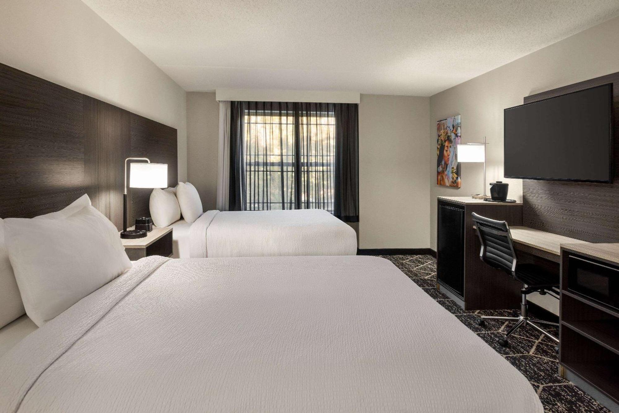 La Quinta Inn & Suites By Wyndham Lake George Bagian luar foto