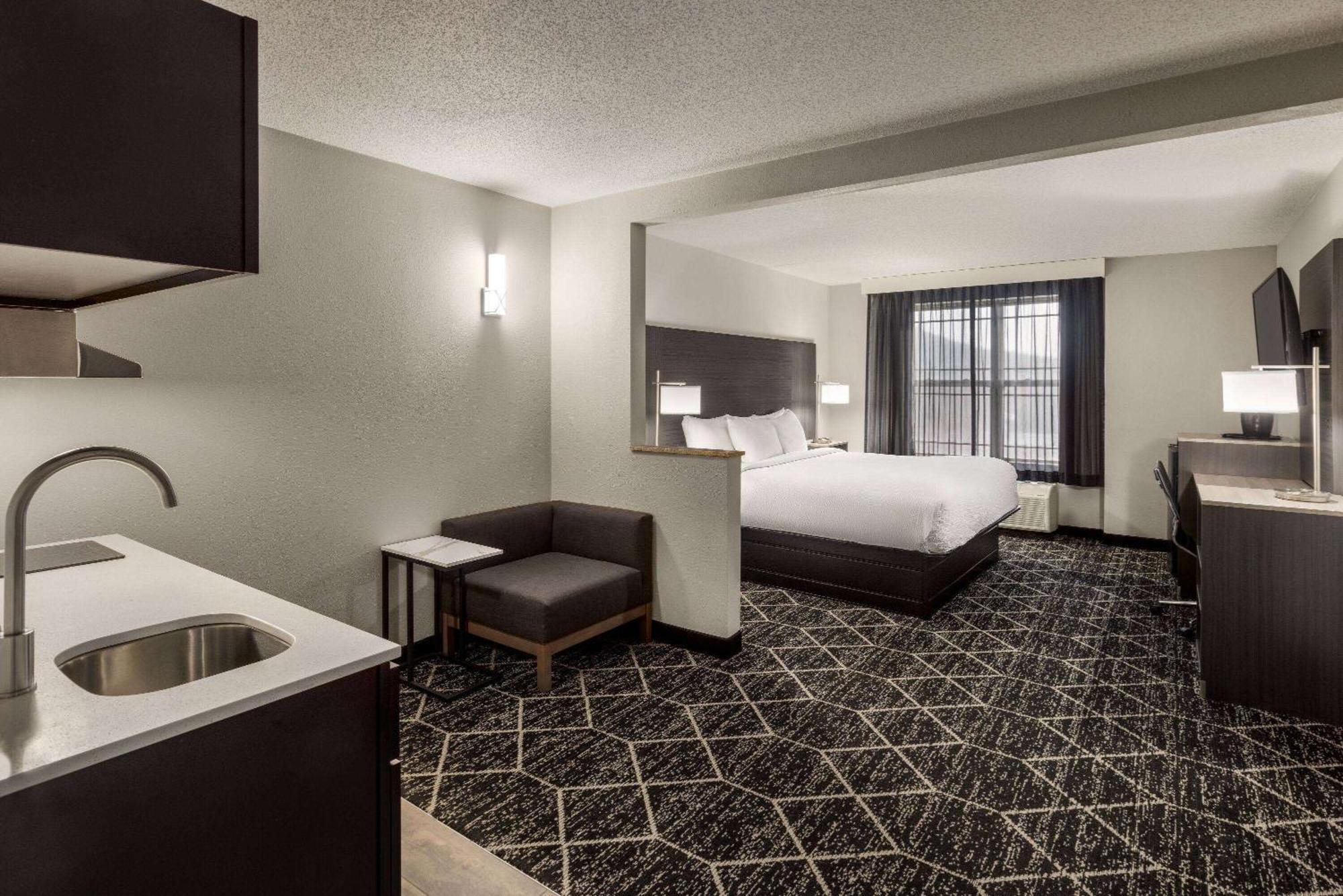 La Quinta Inn & Suites By Wyndham Lake George Bagian luar foto