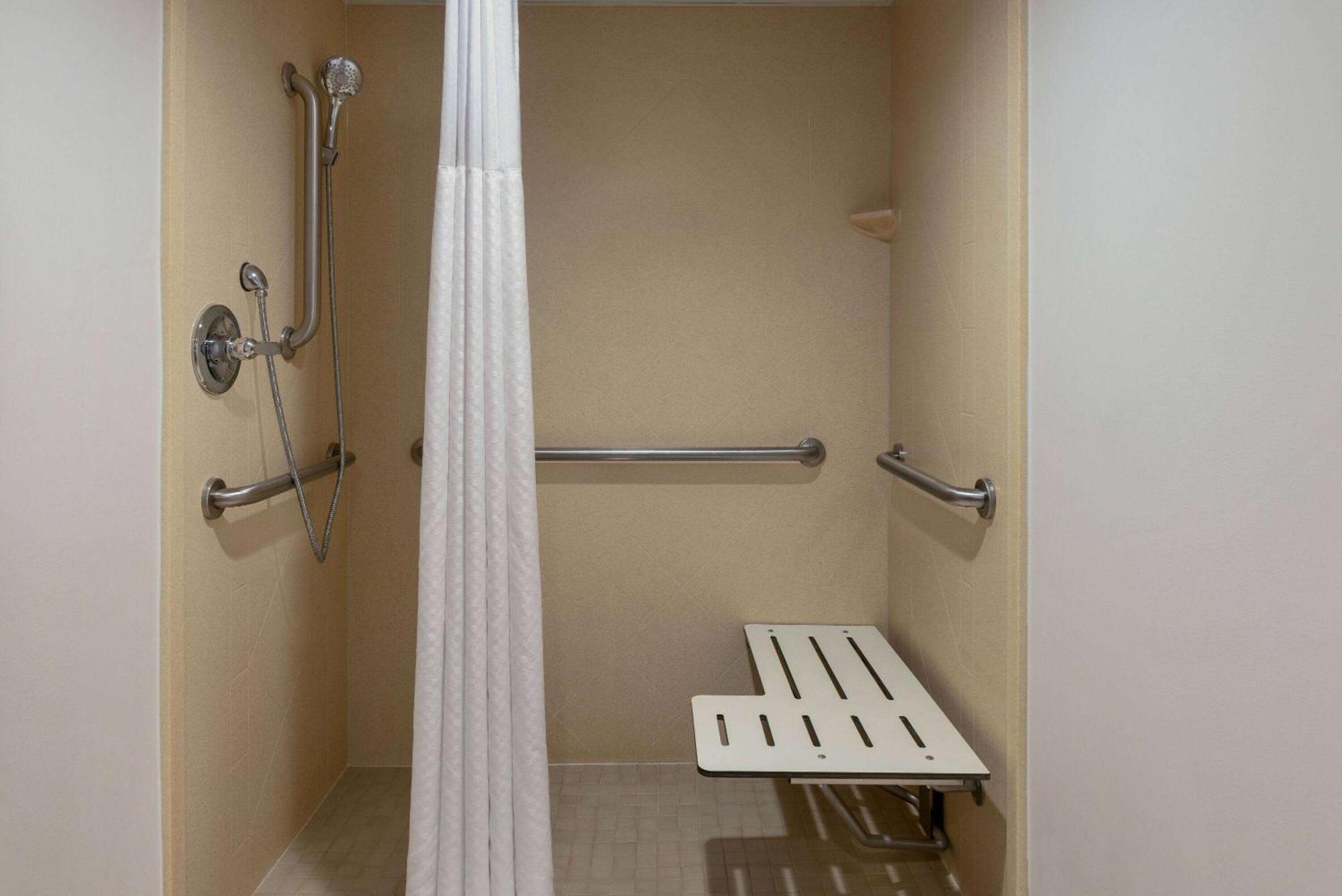 La Quinta Inn & Suites By Wyndham Lake George Bagian luar foto