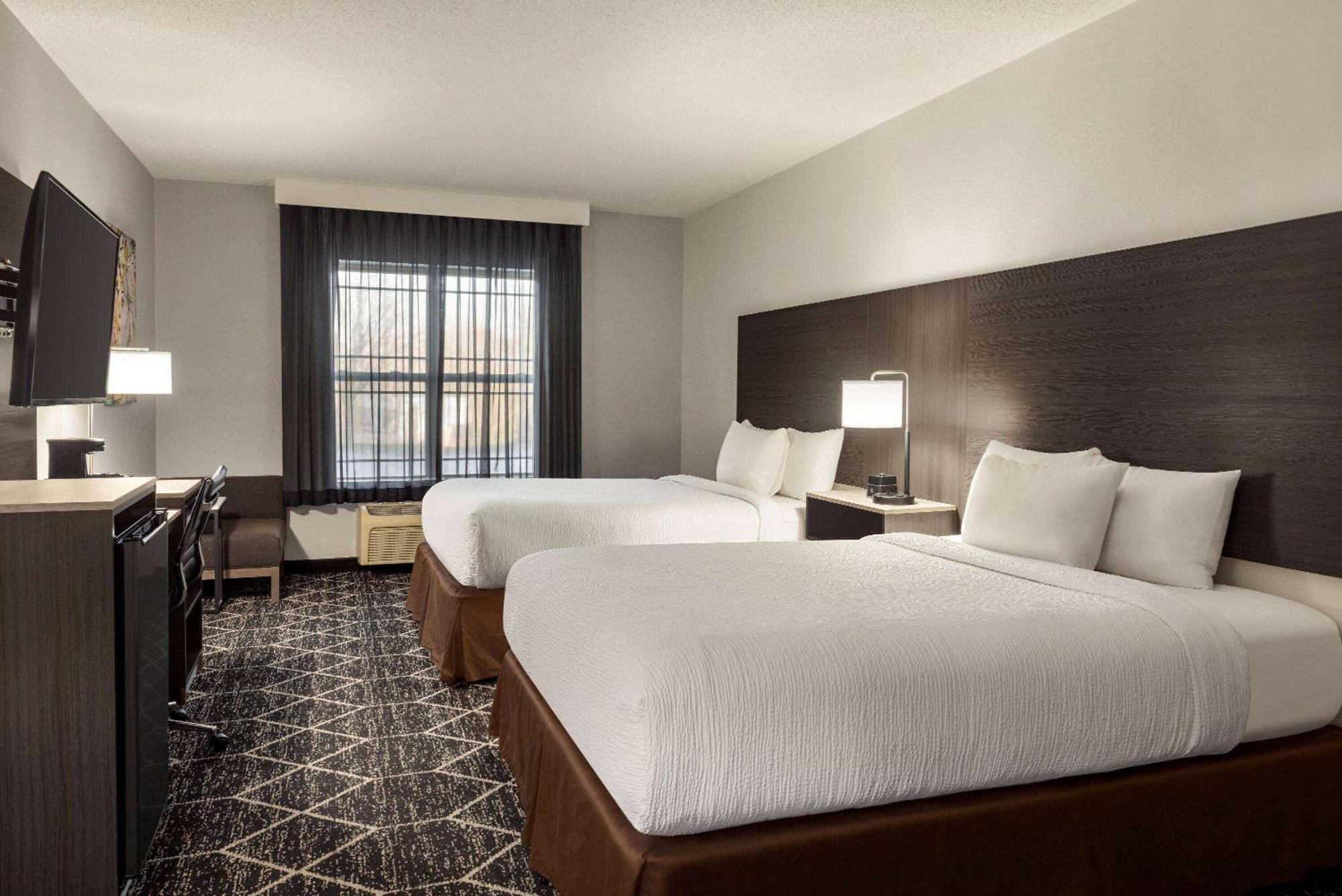 La Quinta Inn & Suites By Wyndham Lake George Bagian luar foto