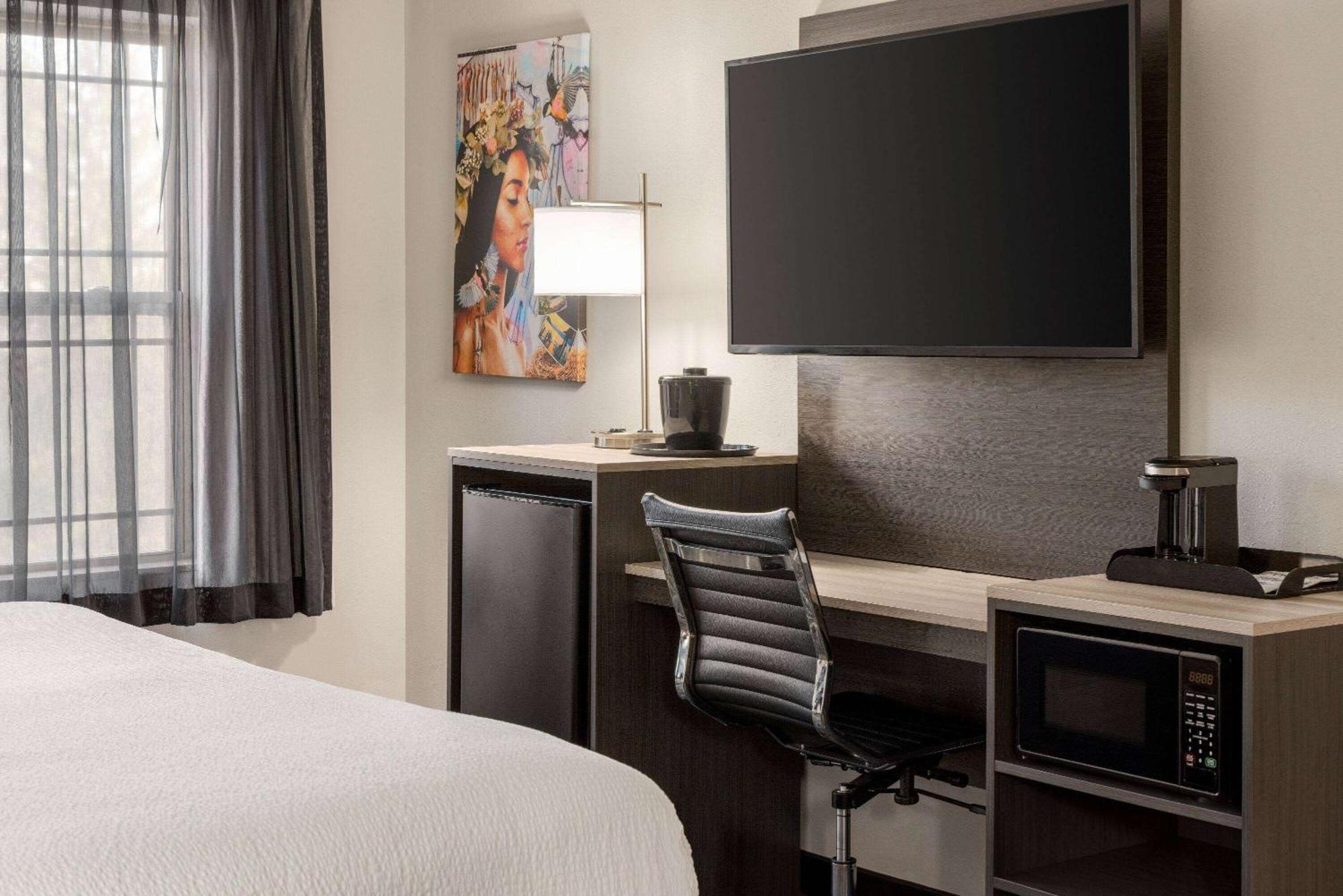 La Quinta Inn & Suites By Wyndham Lake George Bagian luar foto