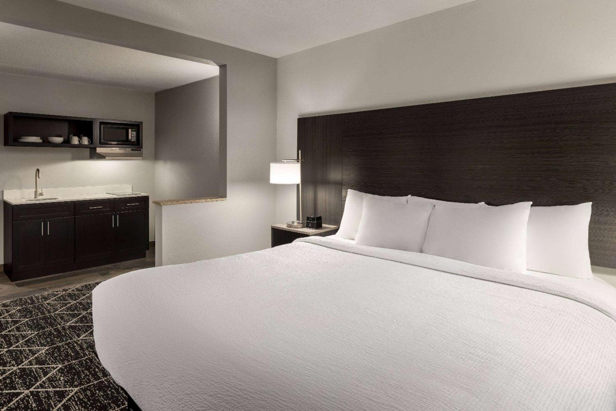 La Quinta Inn & Suites By Wyndham Lake George Bagian luar foto