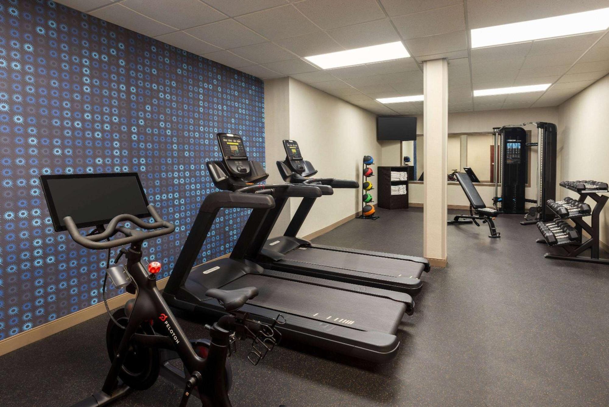 La Quinta Inn & Suites By Wyndham Lake George Bagian luar foto