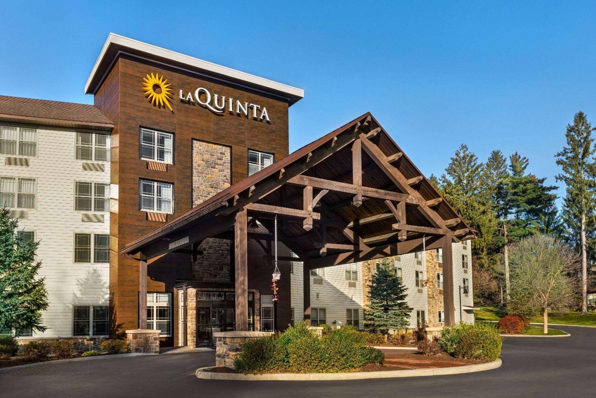 La Quinta Inn & Suites By Wyndham Lake George Bagian luar foto