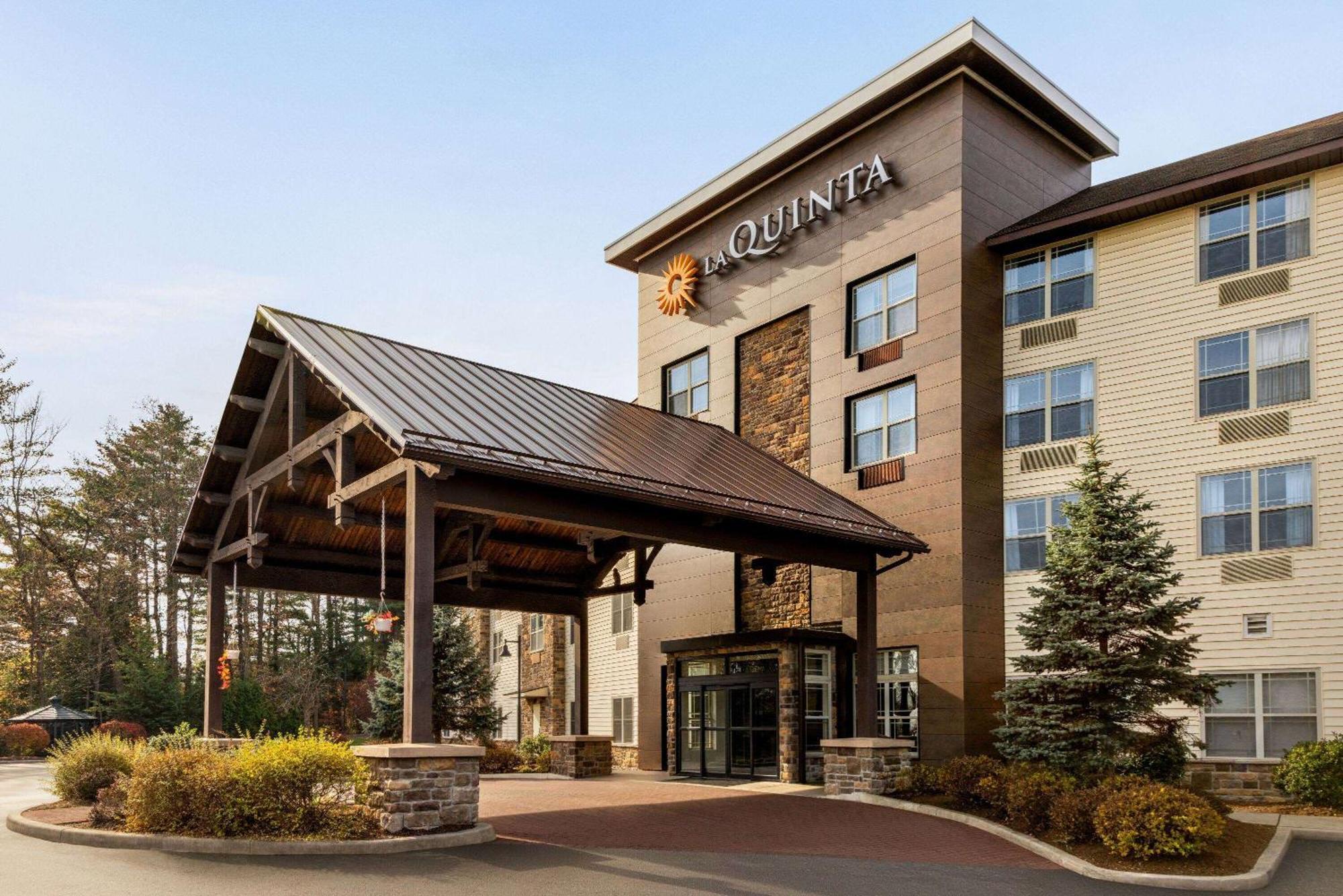 La Quinta Inn & Suites By Wyndham Lake George Bagian luar foto