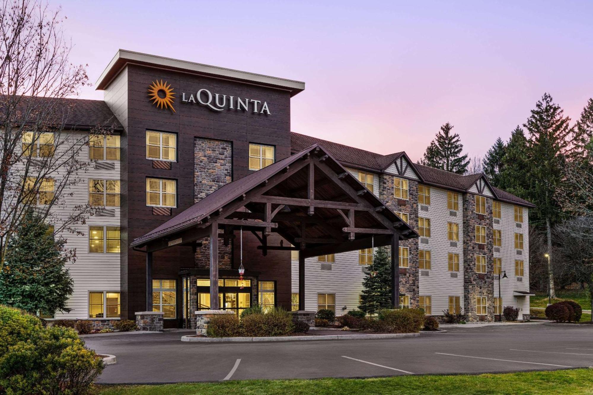 La Quinta Inn & Suites By Wyndham Lake George Bagian luar foto